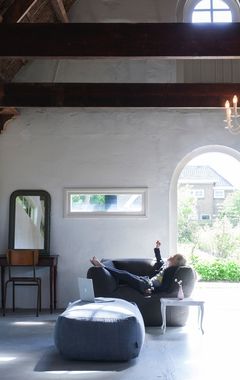 Een loungestoel en hocker waarmee een heerlijke loungeplek gecreëerd wordt