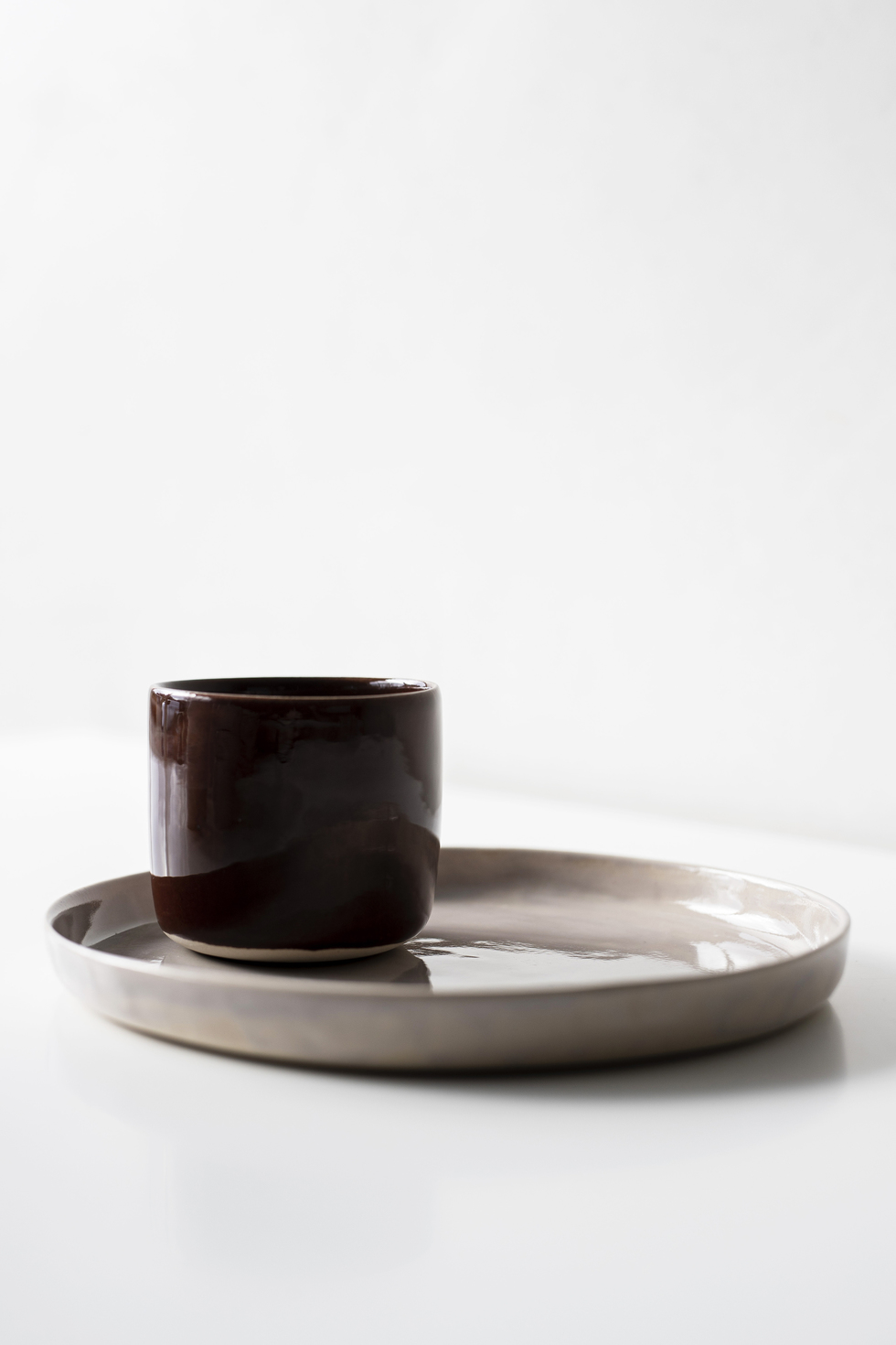 EARTHEN BY BRYCK | Ambachtelijk aardewerk EARTHEN BY BRYCK | Keramiek collectie | Cake Plate | Brown