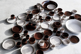 EARTHEN BY BRYCK | Ambachtelijk aardewerk EARTHEN BY BRYCK | Keramiek collectie | Cake Plate | Brown