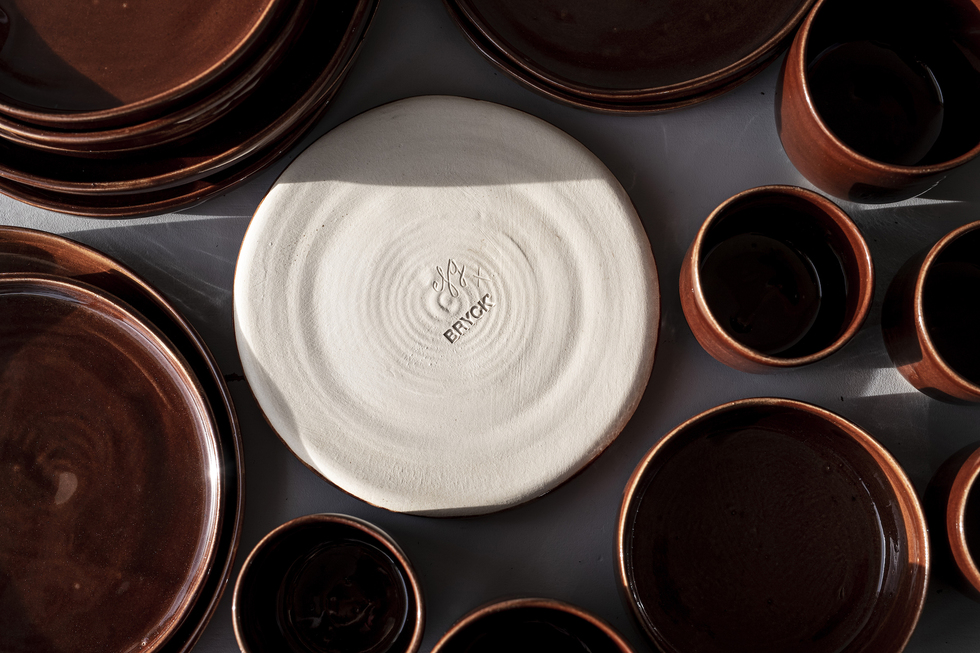 EARTHEN BY BRYCK | Ambachtelijk aardewerk EARTHEN BY BRYCK | Keramiek collectie | Cake Plate | Brown