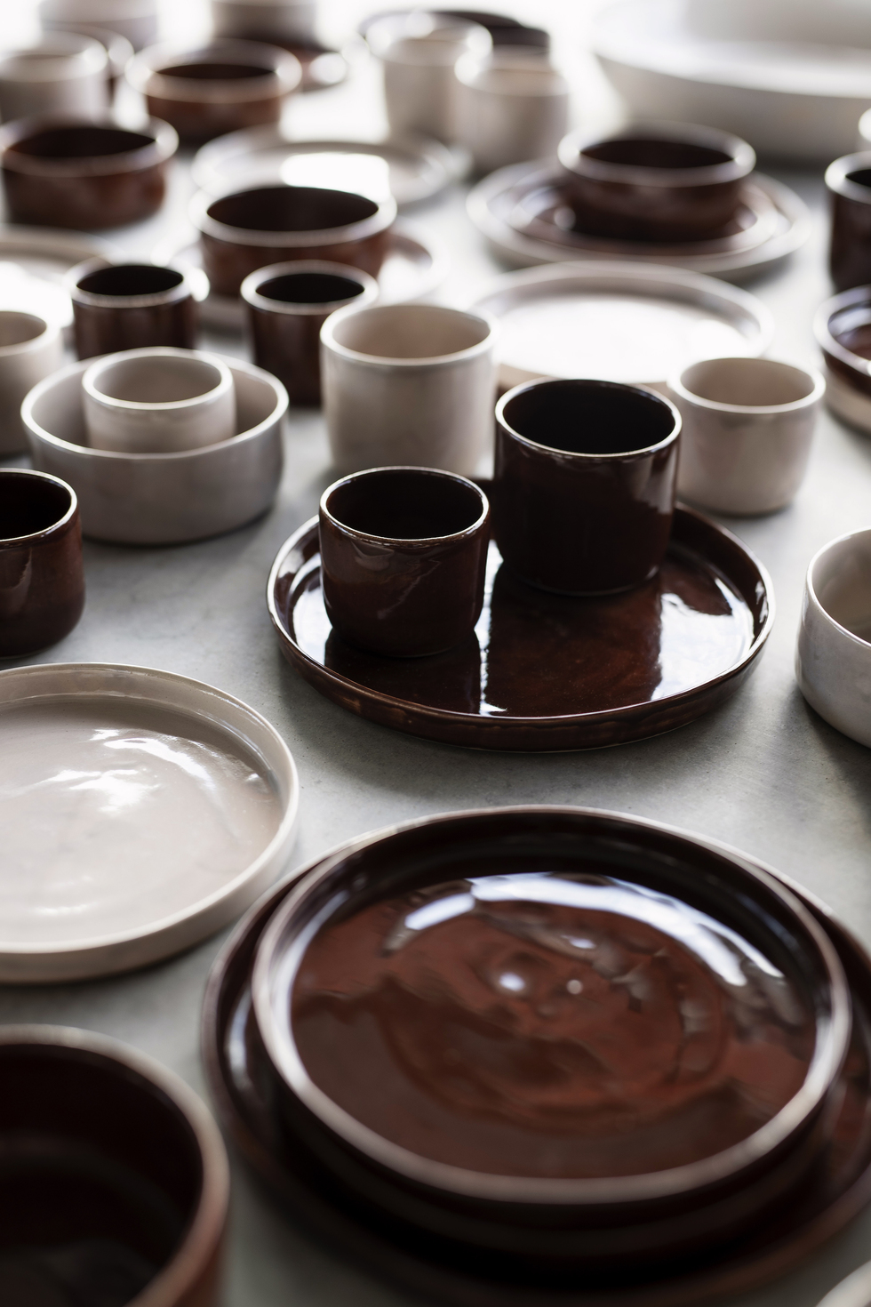 EARTHEN BY BRYCK | Ambachtelijk aardewerk EARTHEN BY BRYCK | Keramiek collectie | Cake Plate | Brown