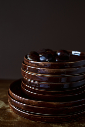 EARTHEN BY BRYCK | Ambachtelijk aardewerk EARTHEN BY BRYCK | Keramiek collectie | Cake Plate | Brown