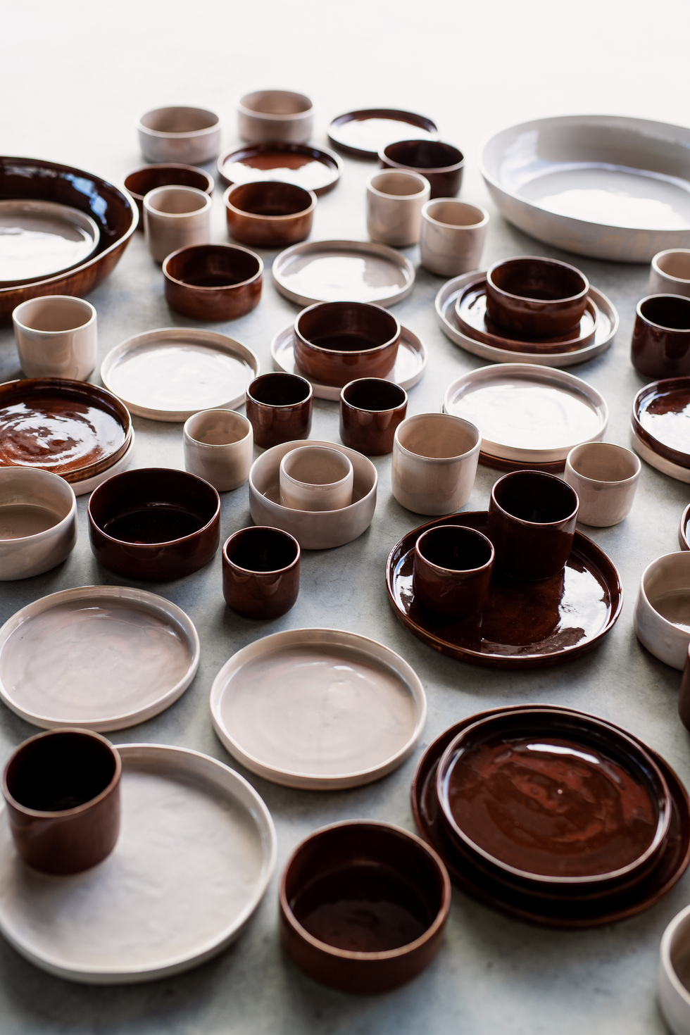 EARTHEN BY BRYCK | Ambachtelijk aardewerk EARTHEN BY BRYCK | Keramiek collectie | Cake Plate | Brown