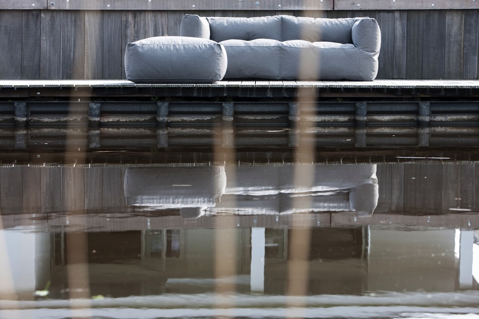 De ruime 3-zits Bryck Loungebank voor buiten en binnen