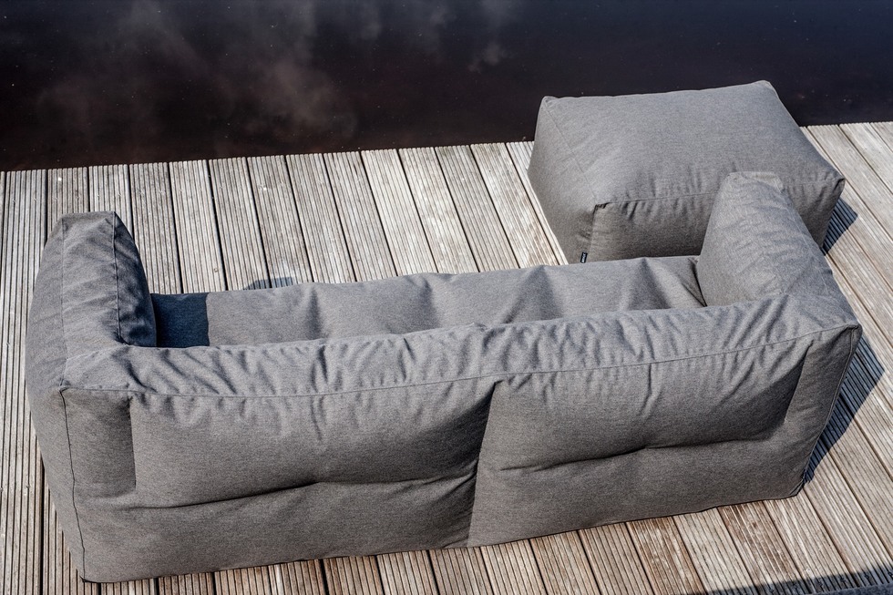 De ruime 3-zits Bryck Loungebank voor buiten en binnen