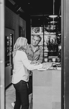 Overleg over de samenstelling van nieuwe loungemeubelen