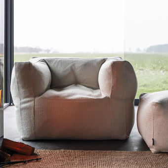 Luxe loungemeubelen geplaatst naast de openhaard