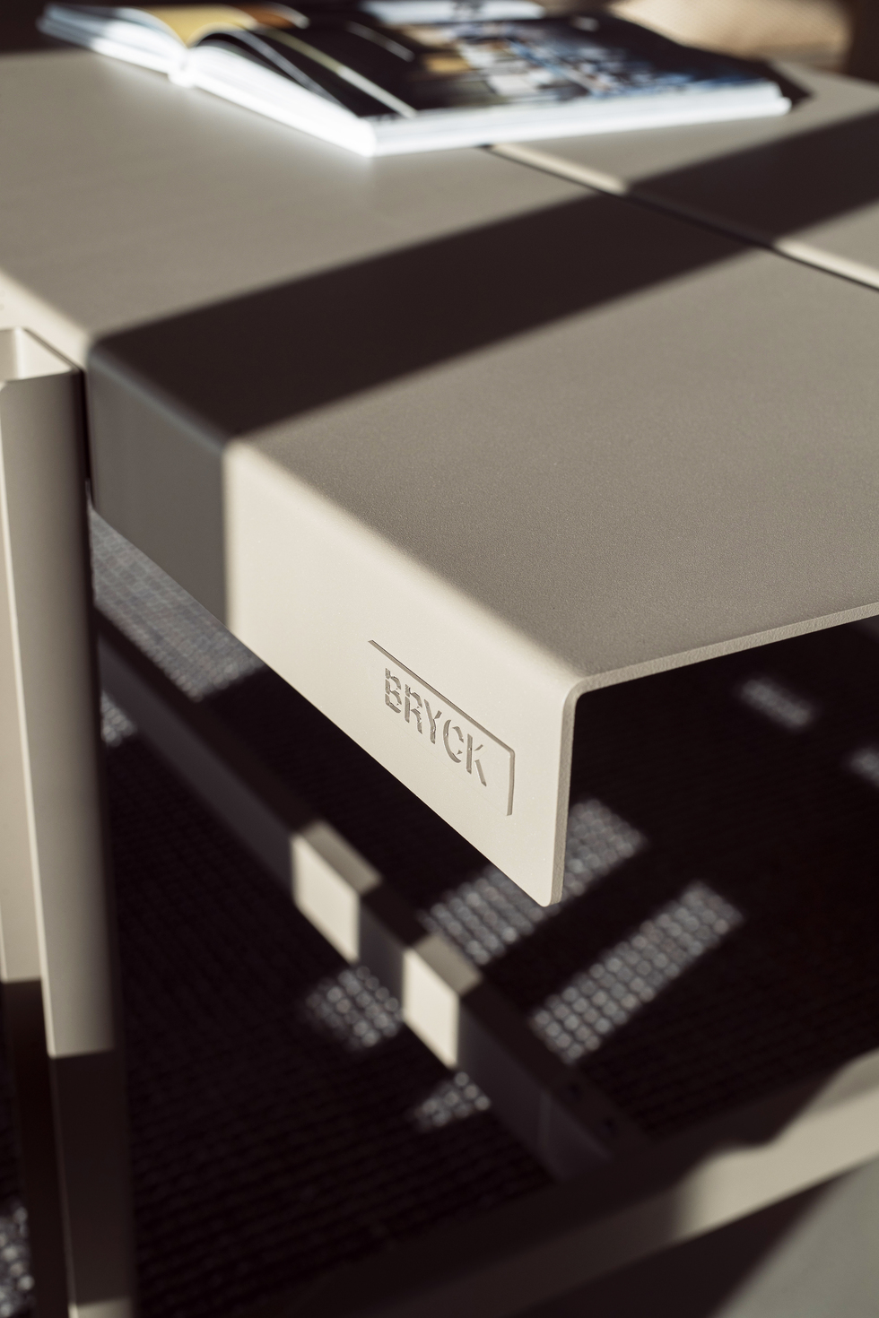 MUSTER, aluminium tafels en banken