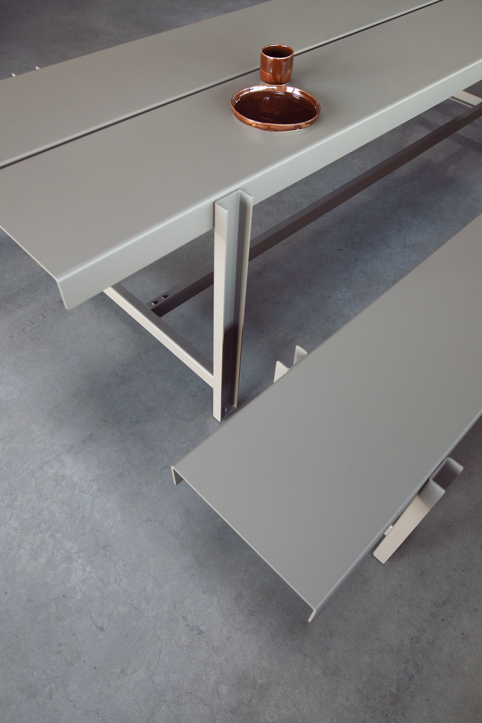 MUSTER, aluminium tafels en banken