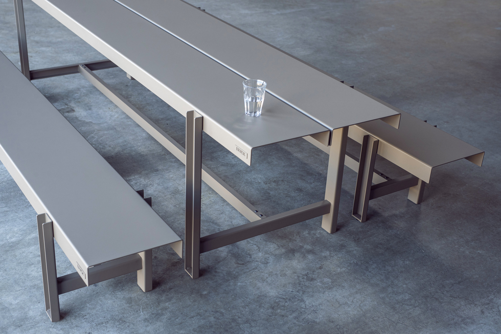 MUSTER, aluminium tafels en banken