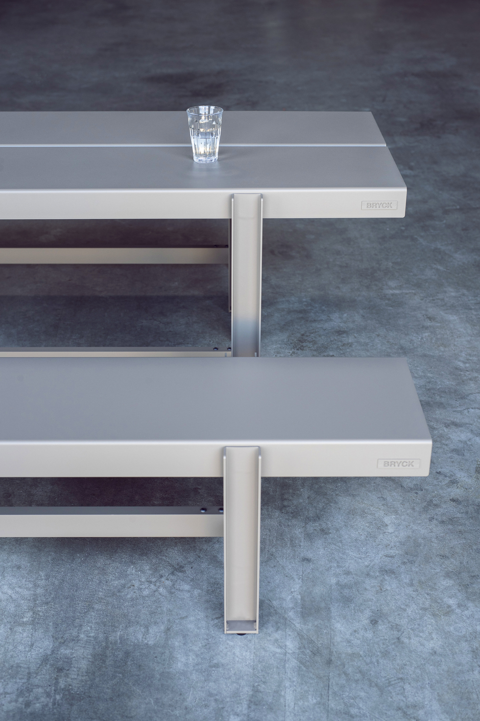 MUSTER, aluminium tafels en banken